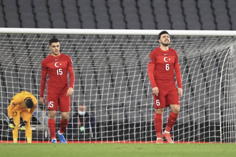 <p><b>�K� FARKLI �NE GE��YORUZ AMA KAZANAMIYORUZ!</b><br></p>