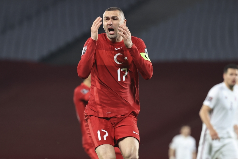 <p>A Milli Tak�m, 2002 D�nya Kupas� elemelerinde 2-0 �nde iken 2-2 berabere kal�p elendi�i Letonya ile 2013 y�l�nda �zel ma�ta kar��la�t�. Bu mat�a �nce 2-0 �ne ge�en daha sonra 3-1'lik avantaj� yakalayan Ay-Y�ld�zl�lar sahadan 3-3 beraberlikle ayr�lm��t�. Bu ak�amda adeta tarih tekerr�r etti. Yine ma�ta hem 2-0 hem de 3-1 �ne ge�tik ama yine tak�ld�k.</p>