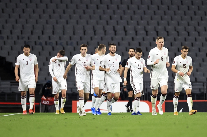 <p>Euro 2004 elemelerinde play-off hakk� kazanan ve seri ba�� avantaj� ile Letonya kuras�n� �eken A Milli Tak�m, turnuva hesaplar� yap�yordu. Fakat deplasmanda 1-0 kaybeden evinde de 2-0 �ne ge�ti�i ma�� 2-2 bitirip elenen �enol G�ne�'in ��rencileri b�y�k �ok ya�am��t�</p>