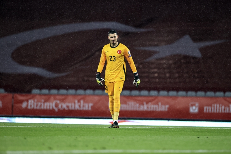 <p>Arkada�lar�yla gol�n sevincini ya�ayan Burak, saha kenar� kameras�na do�ru ilerledi ve 'Okan abi �ok mutlu ol �ok' s�zlerini sarf etti.</p><p>Burak Y�lmaz'�n s�zleri sosyal medyada g�ndem oldu.</p>