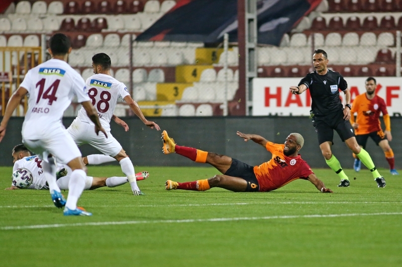 <p>29. dakikada Ribeiro ceza sahası dışında buluştuğu topu sağ ayağı ile kavisli bir şutla uzak 90'a yolladı. Top üst köşeden ağlarda. Muslera'nın topa uzanması yetersiz kaldı.<br></p>