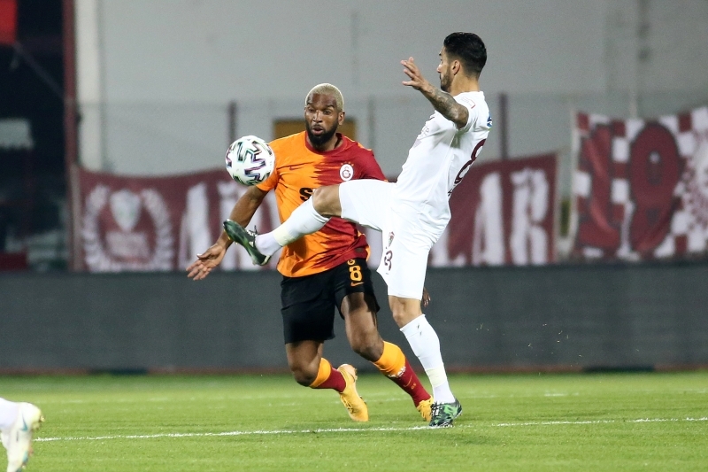 <p>Maçtaki ilk kart Arda Turan'a çıktı. Arda Turan'dan taç atışını kullanmak üzere olan Hatayspor kaptanı Mesut Çaytemel'e: 'Zamana oynama kaptan. Zamana oynama.' dedi.</p>