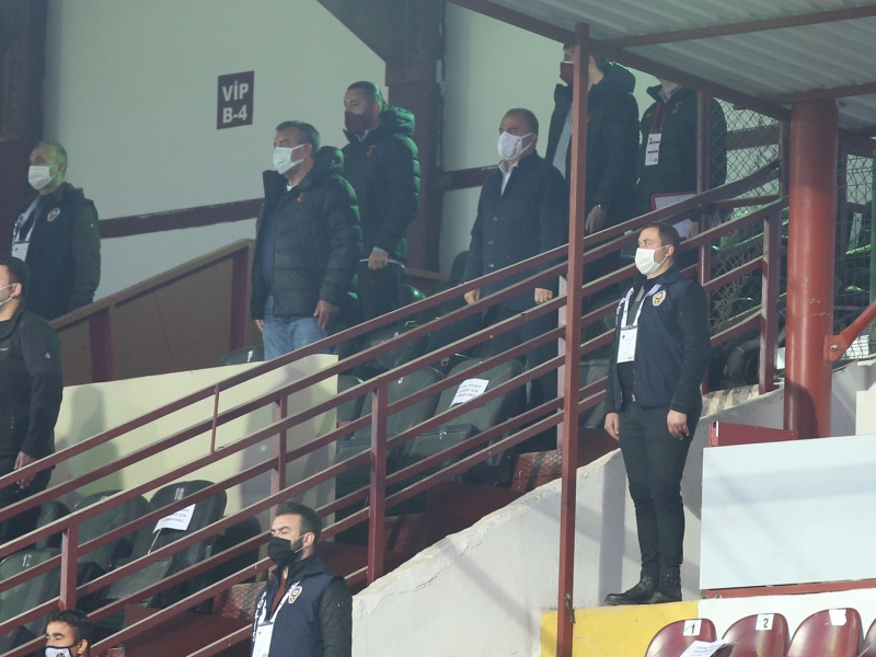 <p><b>'TERM LE YOL AYRIMINDALAR'</b></p><p><br></p><p>Bence Galatasaray ile Fatih Terim, teknik olarak yol ayrmndalar. Yeni ynetim mi gelir, bu ynetim mi kalr, onu bilemem.</p>