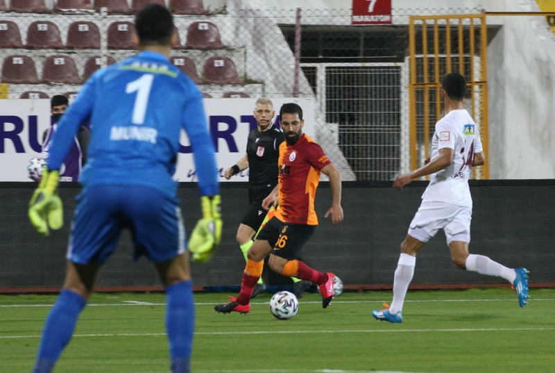 <p><b>'TERM ARDA'YI ALDIRDI'</b></p><p><br></p><p>Dardaki Galatasarayllar homurdanmaya balad. Fatih Terim Arda'y aldrd, gryorsunuz Arda'nn halini, hani Arda?</p>