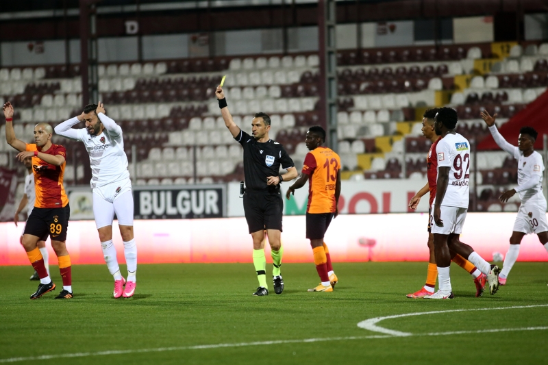 <p><b>'HATAY'A FREN YAPTIRDILAR'</b></p><p><br></p><p>2-0 iken hakem, 3-4 sar kart gsterdi ve Hatay' frenledi. yle uyanklk yapt ki Hataysporlu oyuncular durdu. yle uyank kartlar grterdi ki Hatay'a fren yaptrd hakem, ondan bile uyanamad Galatasarayllar.</p>