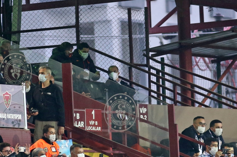 <p><b>'GEMNN KAPTANI YOK'</b></p><p><br></p><p>Galatasaray'n durumunu bu maa deil, genele balyorum. Fatih Terim yine tribnde. Gemi denizde bota gidiyor, yine kaptan yok. Ka matr kaptan yok geminin. Sus ya, takmn konusun. Sen konutuka takmn susuyor, al ite, buyur!</p>