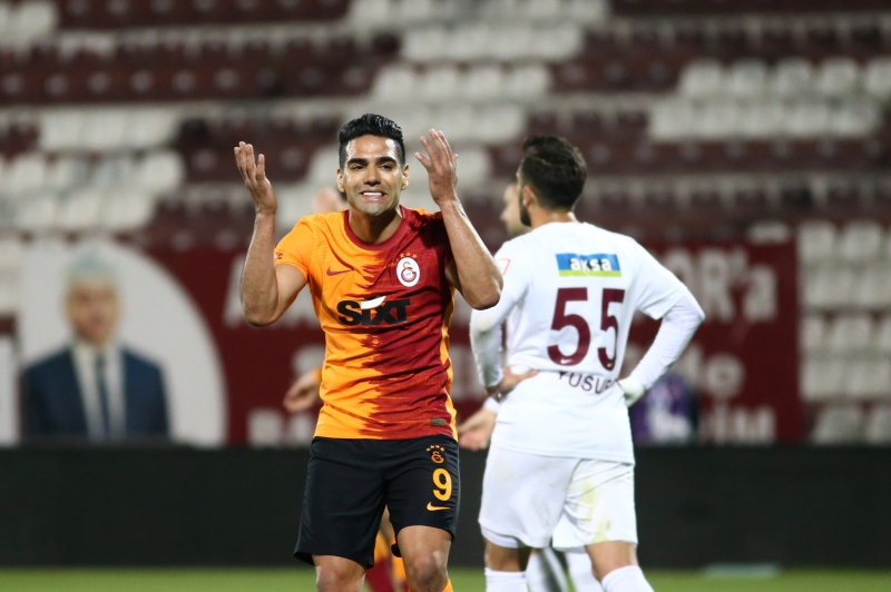 <p><b>'YAKINDA PATLAR'</b></p><p><br></p><p>Takmn iinde bir ey var, gzkyor. Yaknda patlar. Falcao top almaya sa aa, sol aa gidiyor. Falcao orada top alsa ne olur, almasa ne olur. ocuk alamaynca oralara gidiyor.</p>