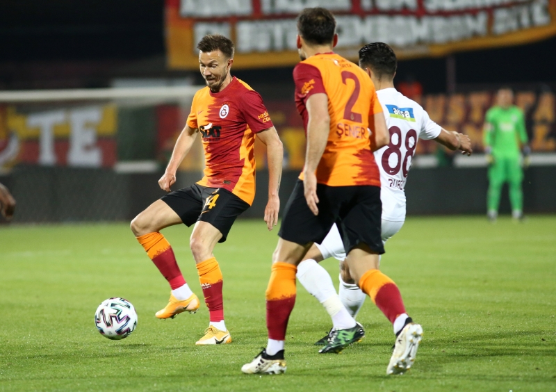 <p><b>'GALATASARAY TAKIM OLAMAMI'</b></p><p><br></p><p>Hatayspor sezon bandan bu yana belli bir performansta oynuyor. Her geen gn zerine koyuyorlar. Ben Galatasaray'm, byk takmm diyorsun, kadron geni. Maa bakyorum, Hatayspor diye bir takm var sahada futbol oynayan, gereini yapan, yardmlaan, koan ve karsnda takm olamam bir takm var Galatasaray diye.</p>