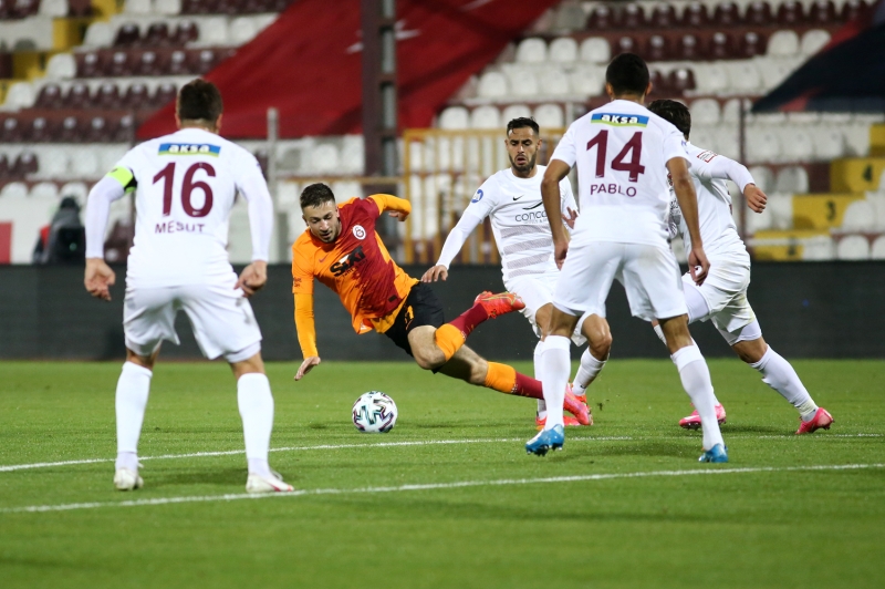 <p><b>'GALATASARAY DKLYOR'</b></p><p><br></p><p>Galatasaray tel tel dklyor. Ma balad, Hatay iyi gidiyor, gol atyor, devam ediyor, tepki gelmiyor, gol atarsa Hatay atar diyorum, Galatasaray tesadfen atar diyorum. Hatayspor 2. gol atyor. Danklk var.</p>