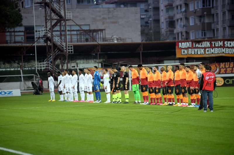 <p><b>'EMRE TADEMR, ENER...'</b></p><p><br></p><p>Emre Tademir aslnda iyi oynuyordu, sonra o ocuu oynatmad. ener, Fenerbahe'de de iyi deildi. yi olsa, zaten o byk takmda oynar. ok zel durumlar olur, onun haricinde byk takmdan byk takma gelen pek iyi oyuncu yok.</p>