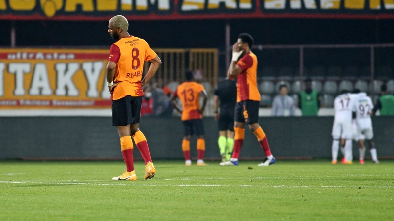 <p>Galatasaray, Hatayspor deplasmanında farklı yenilerek şampiyonluk yarışında ağır yara alırken, eksik oyuncuların yokluğunda sergilenen etkisiz futbol, sarı-kırmızılıları kalan haftalar için umutsuz bir havaya bürüdü.</p>