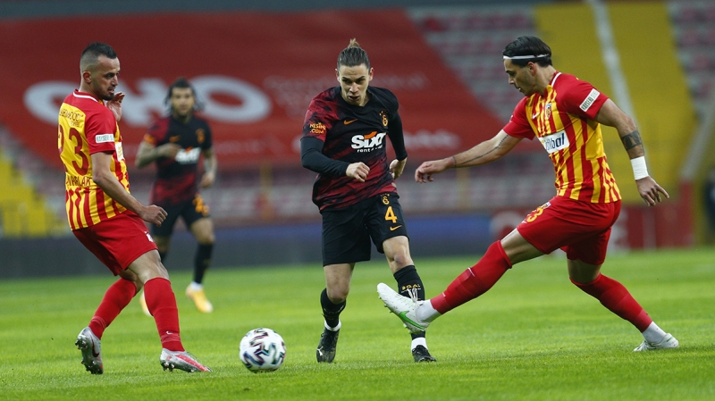 <p>Tecrübeli teknik adamın, geride kalan haftaların bazılarında <b>Taylan'ı birçok maçta yedek bırakması</b>, Mostofa Mohamed formdayken Falcao'nun ilk 11'e girmesiyle <b>çift forvete dönmesi</b> ve Mısırlı forvetin etkinliğinin azalması dikkat çeken önemli detaylar.</p>