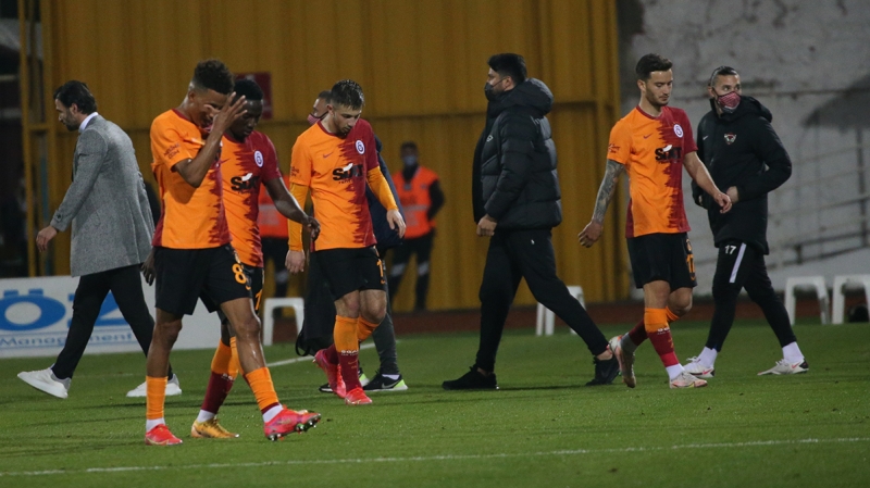 <p>Galatasaray, yenik duruma düştüğü Kasımpaşa, Fatih Karagümrük, Konyaspor, Beşiktaş, Ankaragücü, Sivasspor, Çaykur Rizespor ve Hatayspor mücadelelerini kazanamadı.</p>