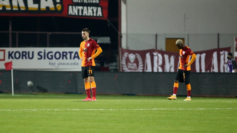 <p><b>GERİYE DÜŞTÜĞÜ MAÇLARI ÇEVİREMİYOR</b></p><p><br></p><p>Son 5 maçta 11 puan kaybeden Galatasaray'ın etkisiz futbolunun yanı sıra oyuncuların şampiyonluk yarışındaki konsantrasyon kaybı, yaşanan düşüşteki diğer önemli etkenlerden biri.</p>
