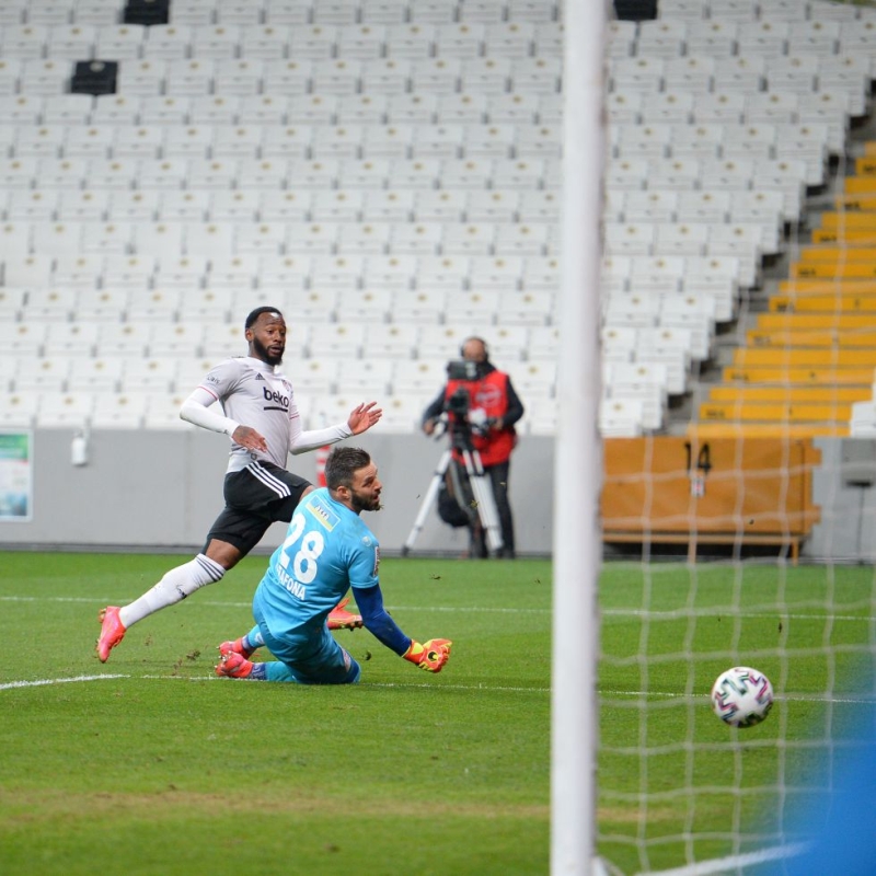<p>Beşiktaş karşılaşmasının da kendisinin gurur duymayacağı maçlardan biri olduğunu aktaran 33 yaşındaki Portekizli kaleci şunları söyledi:</p>