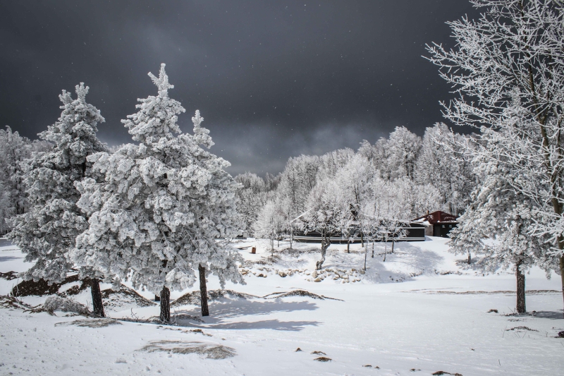 <p>İç Ege'de yer alan ve yüzde 65'i ormanlarla kaplı Domaniç'in dağlarında etkileyici manzaralar oluştu.</p>