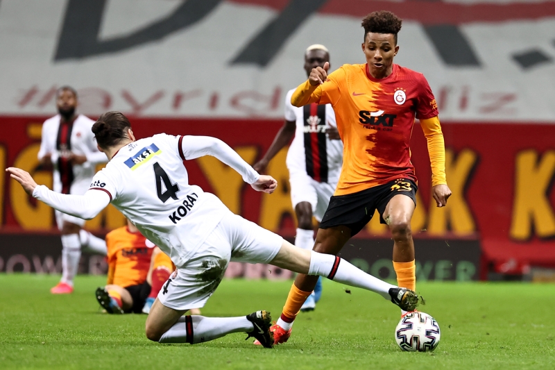 <p>Maçta dakikalar 86'yı gösterirken Galatasaray penaltı kazandı.</p>