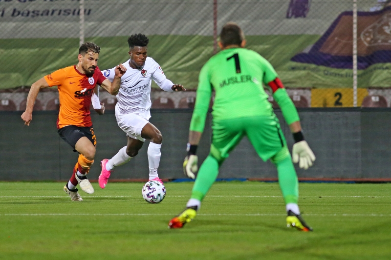 <p>Sezon sonunda sözleşmesi bitecek bir diğer isim Şener Özbayraklı da Cimbom'a veda edecek. Geçtiğimiz sezonun başında bedelsiz olarak kadroya katılan Şener Özbayraklı Galatasaray'da hayal kırıklığı yaratan isimlerden olmuştu.</p>