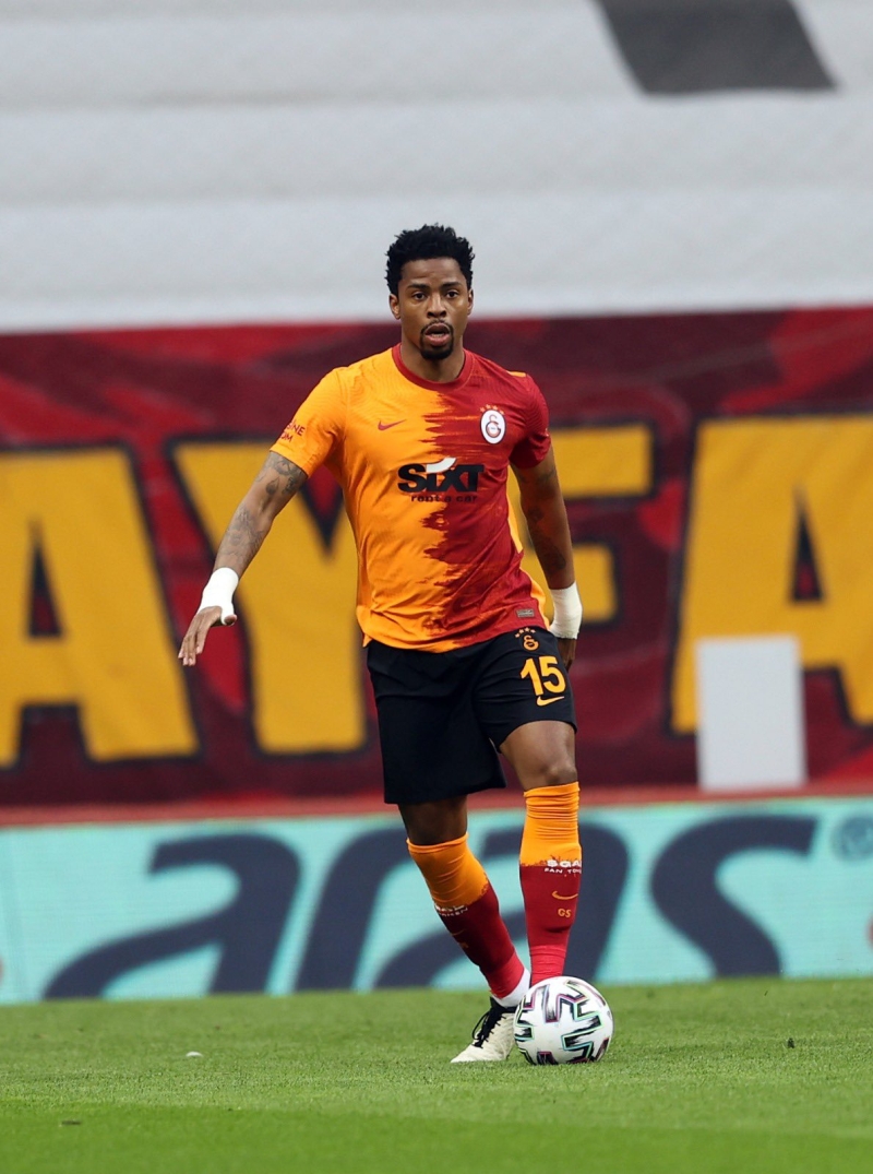 <p>Galatasaray'da sadece kiralık oyunculara veda edilmeyecek. Sezon sonunda bonservisi sona erecek Ryan Donk'un sözleşmesi de uzatılmayacak. Karagümrük maçında gördüğü kırmızı kartla gözden düşen Donk ile yollar ayrılacak.</p>