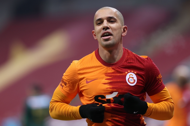 <p>Galatasaray'ın Sofine Feghouli'den yaklaşık 5-6 milyon Euro bonservis geliri beklediği iddia edildi. Yıllık bonuslar hariç 3 milyon 850 bin Euro kazanan Feghouli de ayrılığa sıcak bakıyor.</p>