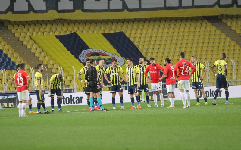<p>Fenerbah�e'nin Gaziantep FK'dan yedi�i golde baraj�n arkas�nda yatan Pelkas'� da Altay Bay�nd�r'�n de�il Caner'in kald�rd��� belirtilmi�ti.</p>