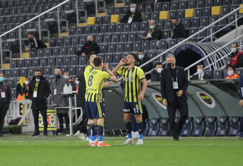 <p>Sosyal medya hesab�ndan payla��m yapan Caner, 'Benim �zerimden tak�ma g�lge d���rmeye �al��may�n. Ayr�ca Altay'�m sen biliyorsun kime ne dedi�imi, aram�zda<span >' ifadelerini kulland�.</span></p>