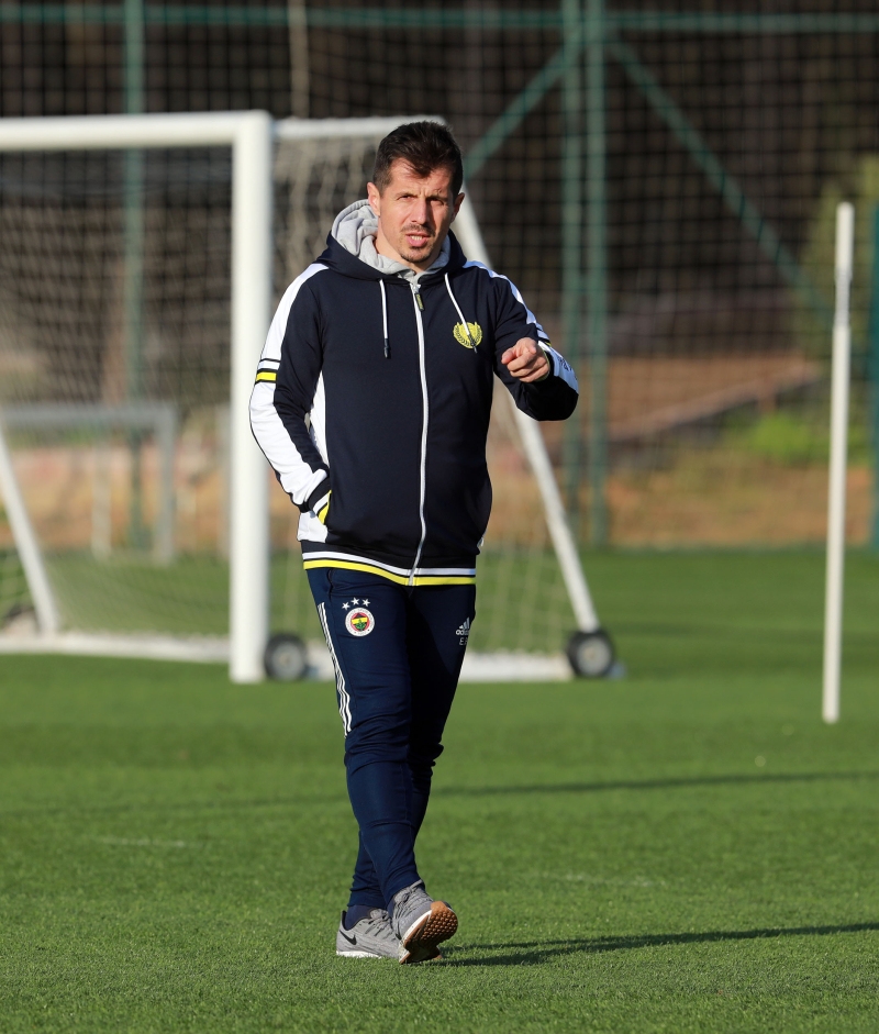 <p><b>MESUT ZL, 45 GN SONRA FORMA GYEBLR</b><br></p><p><br></p><p>Fenerbahe'de sakatln atlatan ve bir sredir takmla antrenmanlara kan yldz futbolcu Mesut zil, Futbol A Takm Direktr Emre Belzolu'nun ans vermesi halinde 45 gn sonra sar-lacivertli formayla maa kacak.</p>