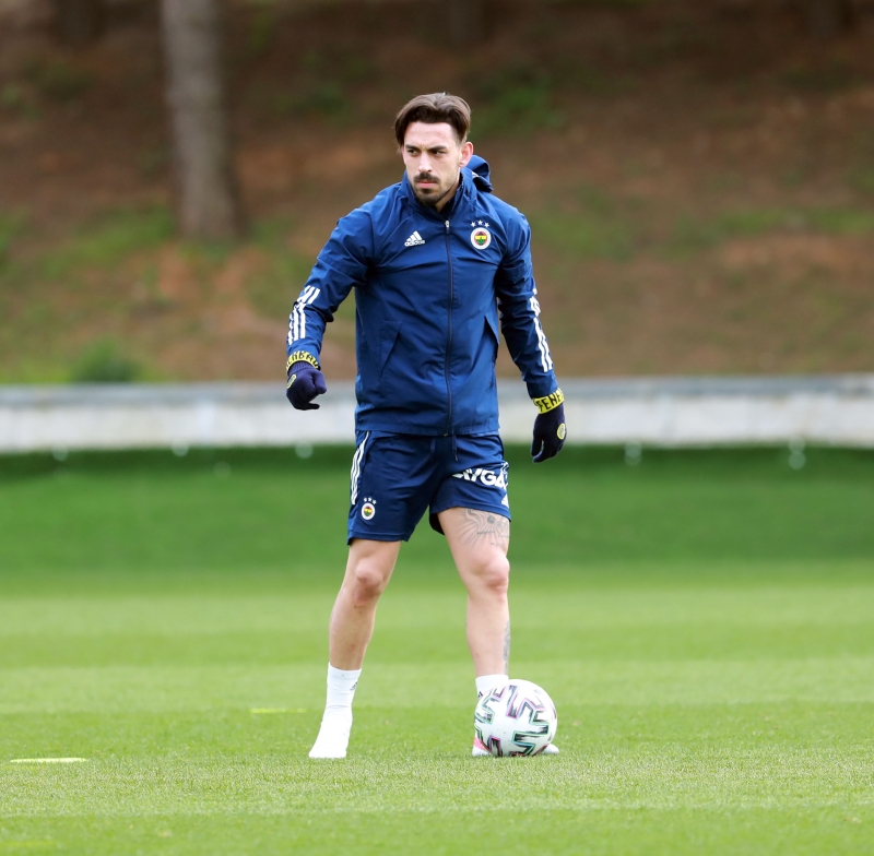 <p>Sar-lacivertlilerde Caner Erkin, Dimitrios Pelkas, rfan Can Kahveci, Jose Sosa, Marcel Tisserand, Serdar Aziz, Sinan Gm ve Gkhan Gnl, yarn sar kart grmeleri halinde ligin 37. haftasnda Kasmpaa ile yaplacak mcadelede forma giyemeyecek.</p>