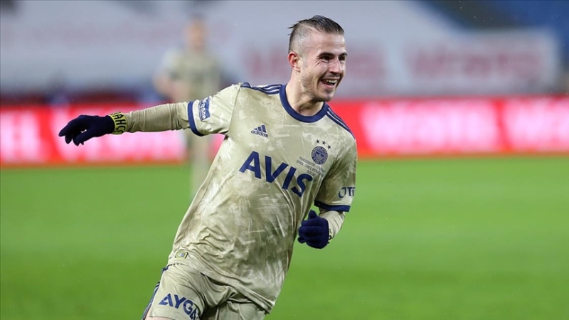 <p><b>8 OYUNCU KART SINIRINDA</b><br></p><p><br></p><p>Fenerbahe'de 8 futbolcu, Medipol Baakehir karlamas ncesinde sar kart ceza snrnda bulunuyor.</p>