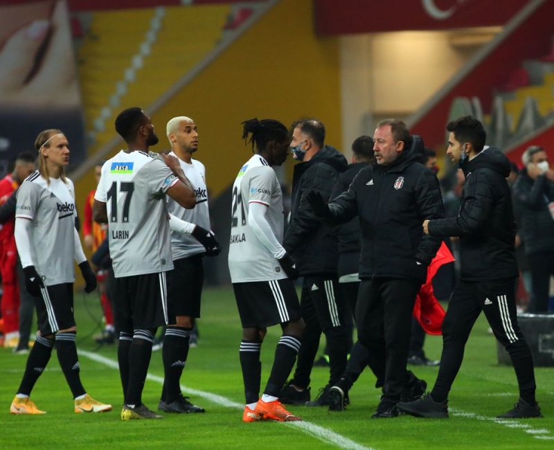 <p>Fenerbahçe'den 3, Galatasaray'dan da 6 puan önde olan siyah beyazlılar, Kayserispor maçından mutlak galibiyetle ayrılıp hem 2 maçlık düşüşüne son vermek, hem de şampiyonluk yarışındaki konumunu devam ettirmek istiyor.</p>