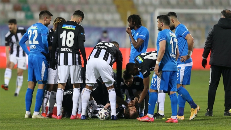 <p><b>BEŞİKTAŞ'TA GÜNDEM SANTRFORDA KİM OYNAYACAK</b></p><p><br></p><p>Lige dar bir kadroyla başlayan ve devre arasında da sadece Cenk Tosun takviyesiyle devam kararı alan Beşiktaş, belirli dönemlerde sakatlık ve cezalılar yüzünden bunun sıkıntısını yaşadı.</p>