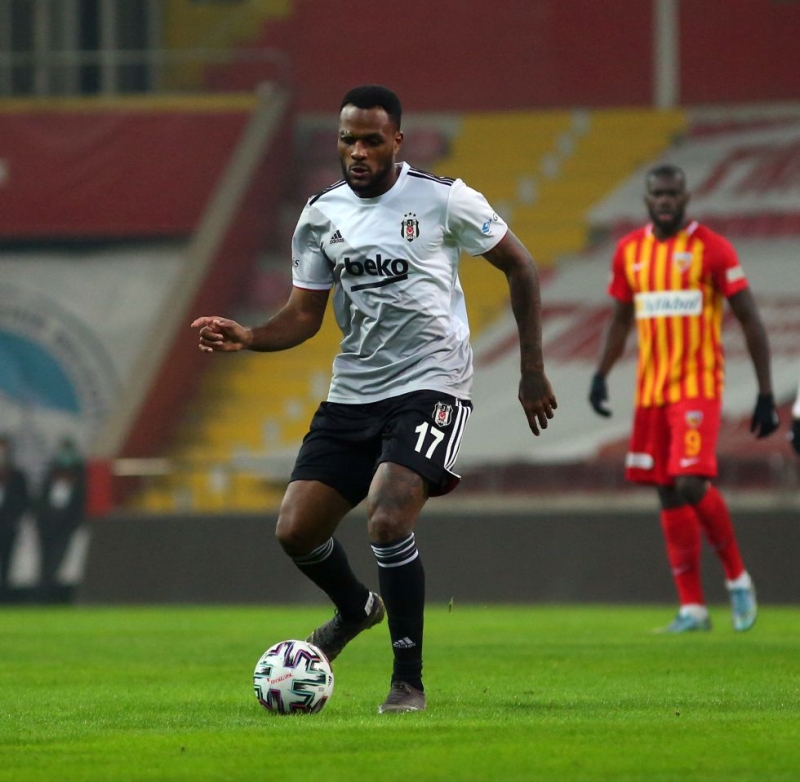 <p>Bunlara ek olarak, yine Sivasspor maçında sakatlanan Cyle Larin'in de durumunun belirsiz olması, Beşiktaş'ı Kayseri karşısına santrforsuz çıkma riskiyle karşı karşıya bıraktı.</p>