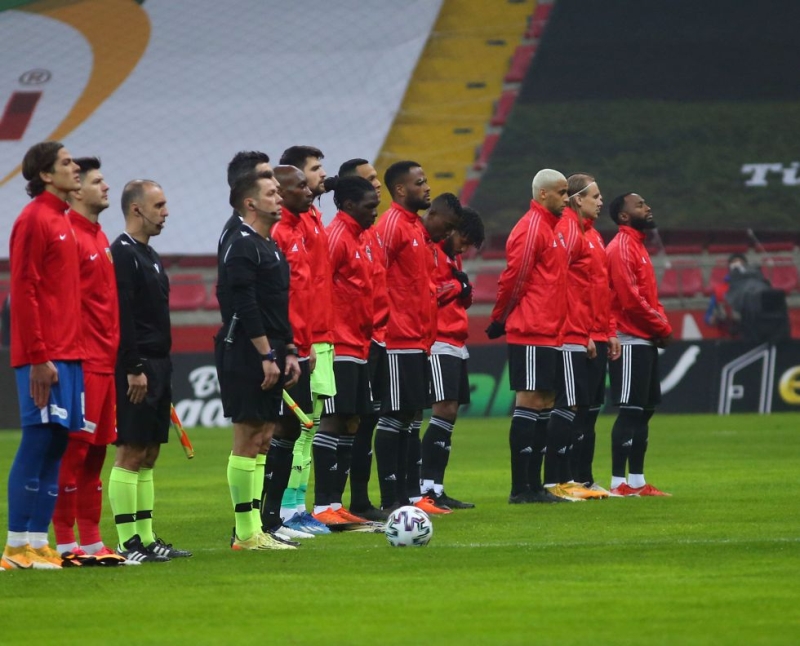 72 puanla ligin lideri konumunda olan Beşiktaş, son iki haftada iki beraberlik alarak şampiyonluk yarışındaki rakipleri Fenerbahçe ve Galatasaray'ın kendisine yaklaşmasını sağladı.