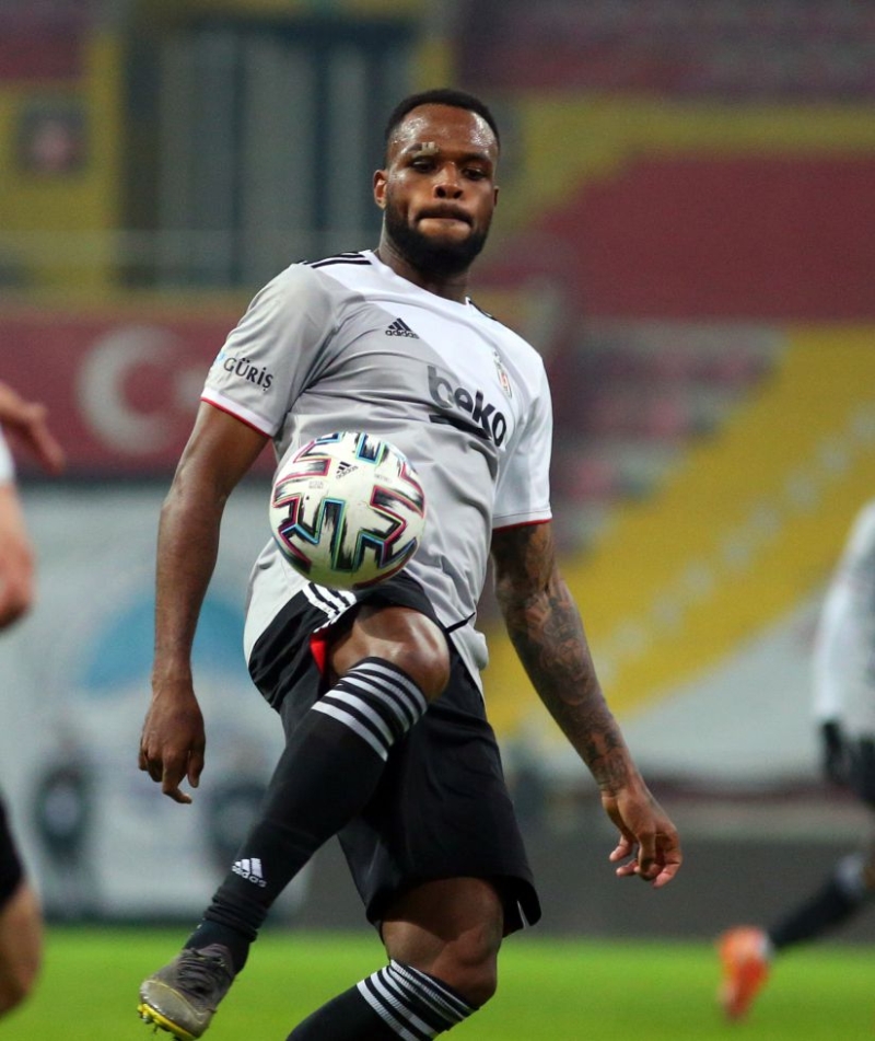 <p>Larin'in de oynamaması halinde santrfor özelliği olan hiçbir oyuncusu kalmayacak olan Yalçın'ın, maça 4-6-0 taktiği ile çıkması kuvvetle muhtemel olacak.</p>