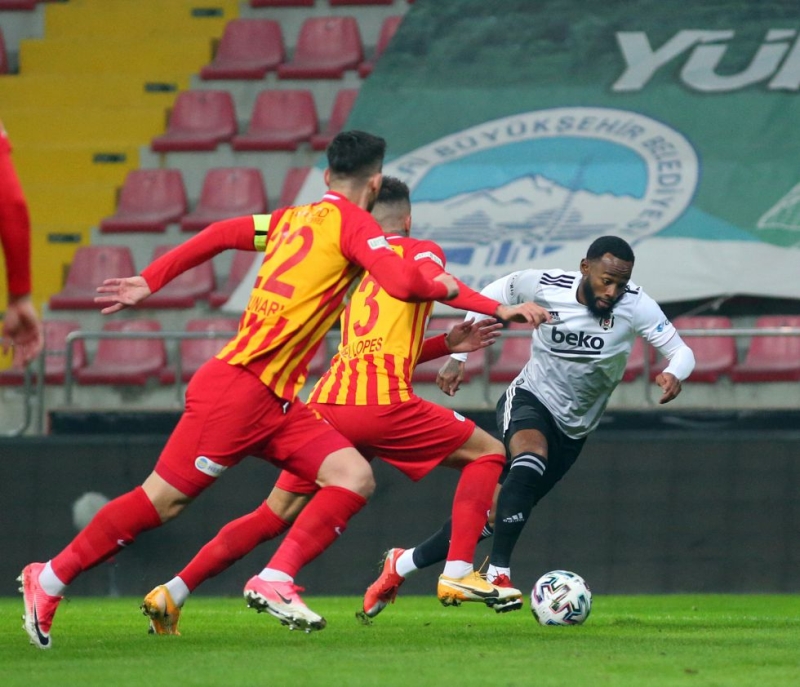 <p>İkinci devrede başladığı yükselişini 29'uncu haftaya kadar devam ettiren ve 14'üncü sıraya kadar çıkan Kayserispor, 30'uncu haftayla birlikte duraklama dönemine girdi. Son 7 maçtır kazanamayan ve bu süreç içinde 3 mağlubiyet, 4 de beraberlik alan Sarı kırmızılılar 18'inciliğe kadar geriledi.</p>