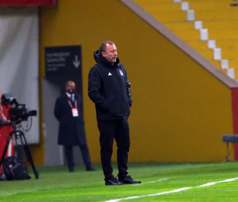 <p>Sivasspor maçından sonra dinlendirilen Cyle Larin'in son durumuna, bu akşam yapılacak antrenmanda karar verilecek. Kanadalı futbolcunun oynamaması durumunda teknik direktör Sergen Yalçın'ın hücum hattını nasıl oluşturacağı ise merakla bekleniyor.</p>