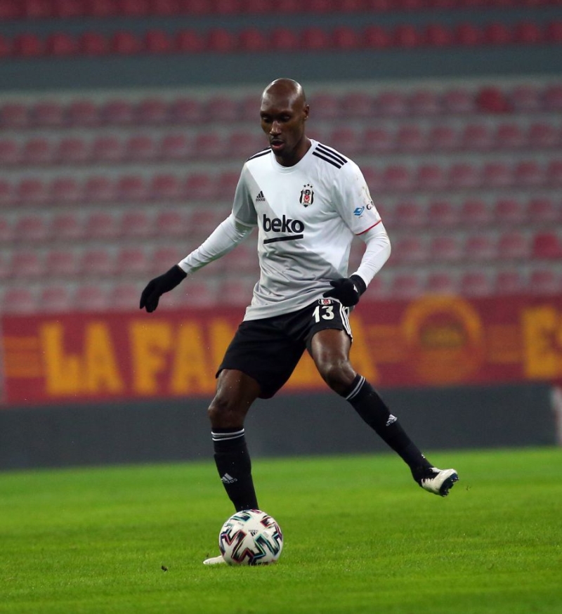 <p>Sergen Yalçın'ın ikinci alternatifi ise orta saha oyuncularından Atiba veya Ghezzal'ı en önde oynatıp, arkalarında Josef-Gökhan Töre-Ljajic-N'Koudou ile oynamak olacak.</p>