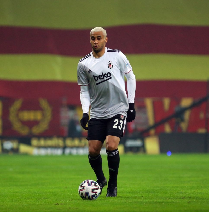 <p><b>WELINTON YOK, MONTERO SAHNEYE </b></p><p><br></p><p>Beşiktaş'ta santrforlar kadar defansta ve orta sahada da eksik futbolcular bulunuyor. Sergen Yalçın'ın her maç şans verdiği stoper Welinton, Sivas maçında gördüğü 4'üncü sarı kartla cezalı duruma düşmüştü. </p>