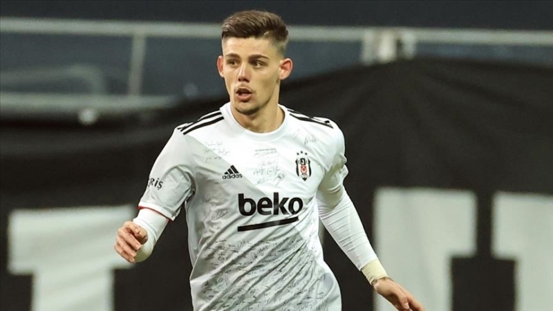 <p>Tecrübeli teknik adamın Welinton'un yerine Montero'yu stoperde oynatmasına kesin gözle bakılıyor. Defans hattının diğer oyuncuları ise Rosier-Vida ve N'Sakala olacak.</p>