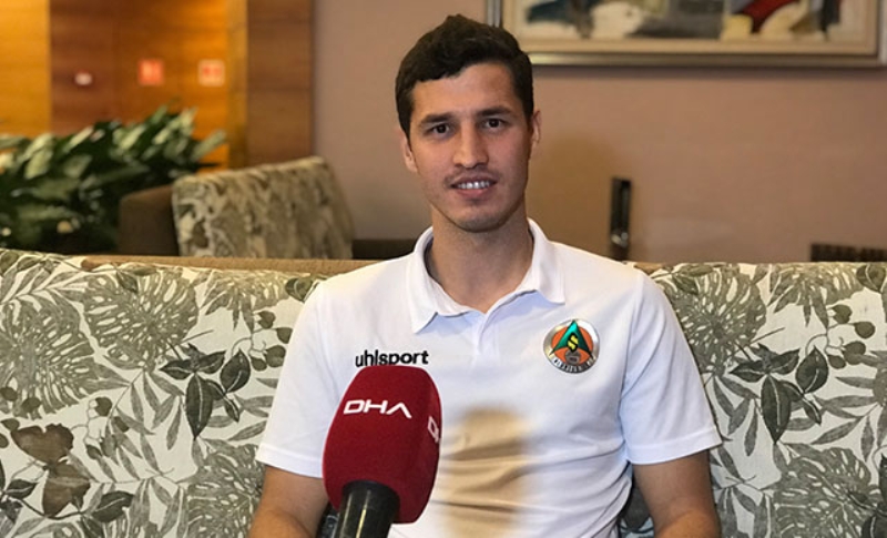 <p>Senelik 10 milyon TL maa talep eden baarl futbolcunun, ayn zamanda imza paras da istedii renildi.  Bu rakam Bordo-Mavili ynetime ok yksek geldi. </p>