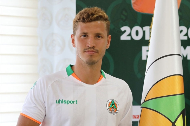 <p>Bu sezon 32 lig manda 2 gol, 6 asistlik performans ortaya koyan 27 yandaki orta saha oyuncusuyla Galatasaray ve Beikta da yakndan ilgileniyor.</p>