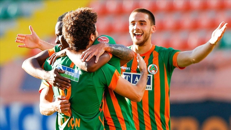 <p>Sezon sonunda Alanyaspor'la kontrat bitecek olan Salih, olduka iyi bir sezon geirirken, nceki gnk Gaziantep manda yapt 3 asistle yldzlat. </p>