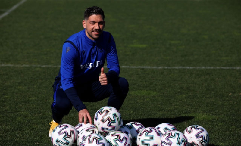 <p>Mevcut kadroda Berat, Flavio, Trondsen, Parmak, Bakasetas ve Yunus Mall gibi orta saha oyuncularna sahip olan Frtna, Salih Uan transferinde imdilik beklemeye ekildi. </p><p><br></p><p>Fanatik</p>