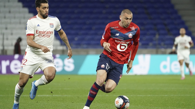 <p>Fransa'da Lille ile şampiyonluğa koşan Burak Yılmaz'ın kulübüyle 2022 yılına kadar sözleşmesi bulunuyor. Galatasaray'ın Burak Yılmaz'ı transfer etmesi halinde Lille'e bonservis bedeli ödemesi gerekecek.</p>