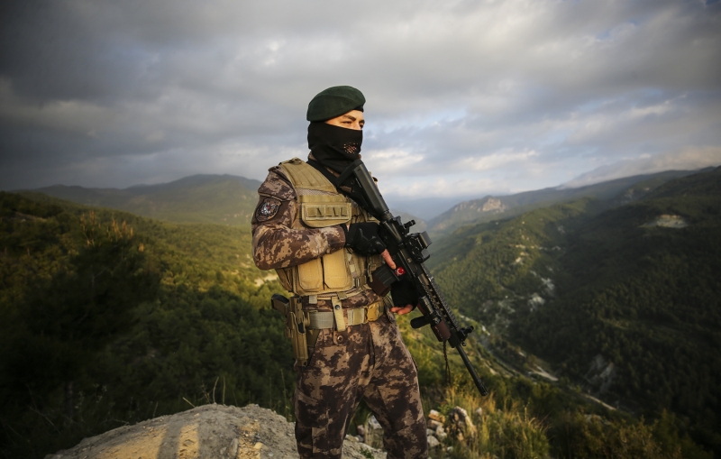 <p>Kahraman polislerimiz 24 saat korkusuzca nbet tutuyor. </p>