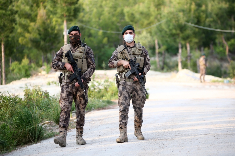 <p>Burada 24 saat gece gndz nbet tutuyorlar.</p>