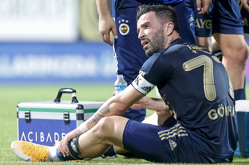 <p>Krmz kart sonras Gkhan znt yaad. Gkhan Gnl, Sper Lig'de Ocak 2013'ten beri ilk kez krmz kart grd.</p>