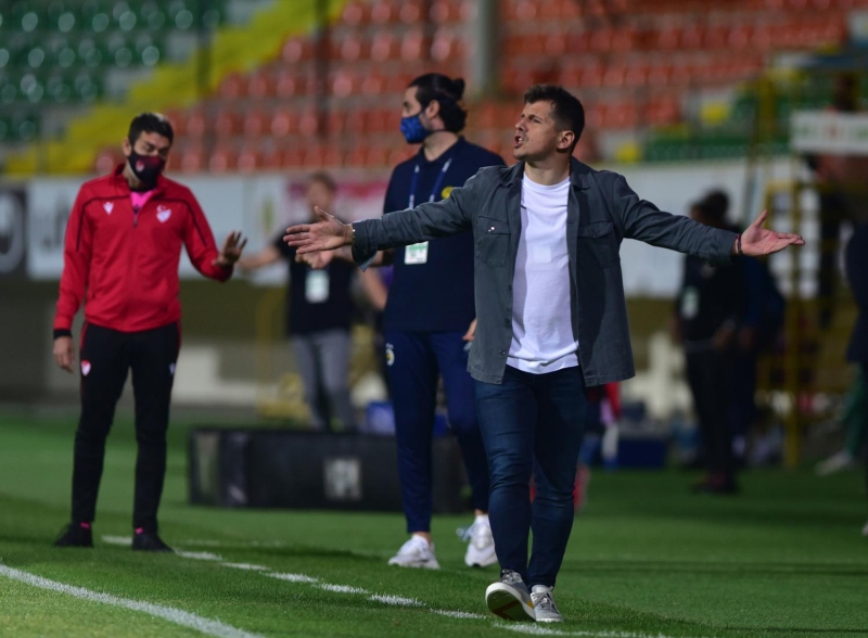 <p>Fenerbahe'nin 4 Mart'taki Fraport TAV Antalyaspor manda sakatlanan yldz oyuncusu Mesut zil, uzun bir aradan sonra kadroda yer ald. Aytemiz Alanyaspor mana ilk 11'de balayan Mesut zil, 8 hafta aradan sonra kadroda yer buldu.</p>