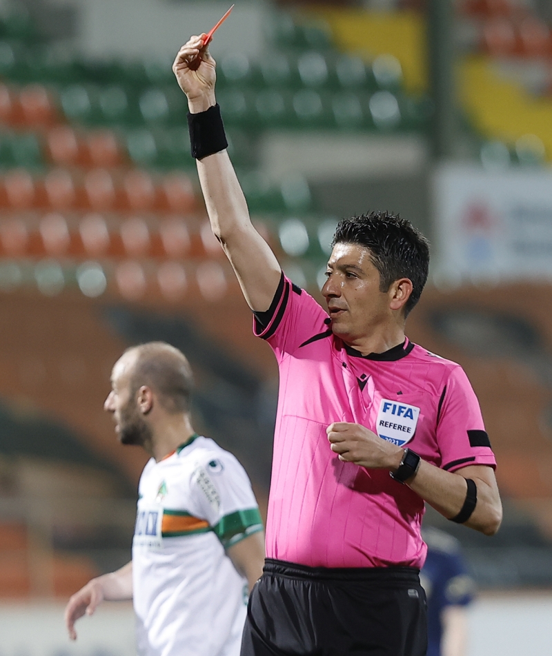 <p>43. dakikada Fenerbahe'de Gkhan Gnl krmz kart grd. Gkhan Gnl'n krmz kart grd pozisyonda yardmc hakem ofsayt bayran kaldrd. VAR, pozisyonda ofsayt yok dedi ve Gkhan Gnl oyundan atld.</p>