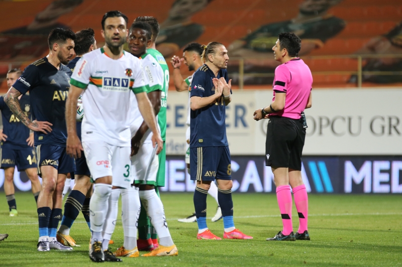 <p>Sa kanattan Gkhan Gnl'le hcum etmeye alan Fenerbahe'de tecrbeli sa bek nce takm arkadana boken pas atmad, daha sonra karar deitirdi ve pas att ancak Alanyasporlular bunu grp araya girdiler.<br></p>